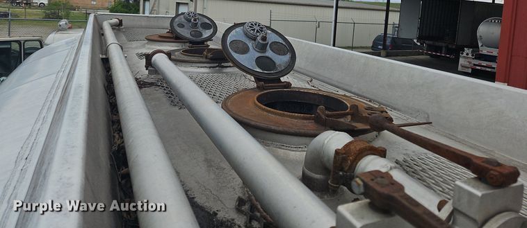 image for item OK9854 1996 Freightliner  FL70 tank truck