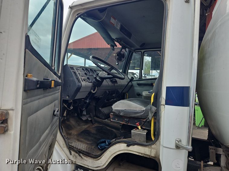 image for item OK9854 1996 Freightliner  FL70 tank truck