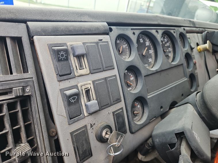 image for item OK9854 1996 Freightliner  FL70 tank truck