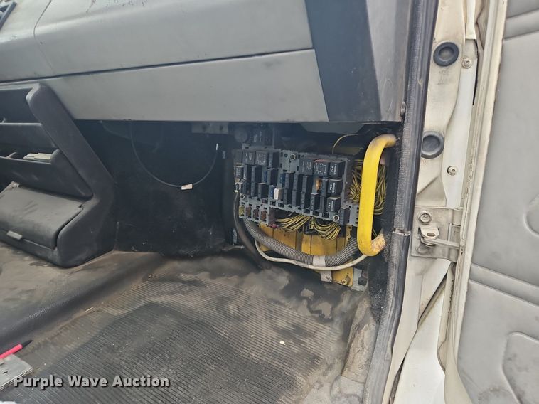 image for item OK9854 1996 Freightliner  FL70 tank truck