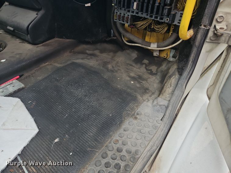 image for item OK9854 1996 Freightliner  FL70 tank truck