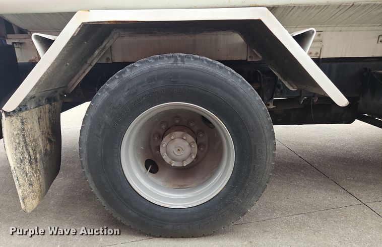 image for item OK9854 1996 Freightliner  FL70 tank truck