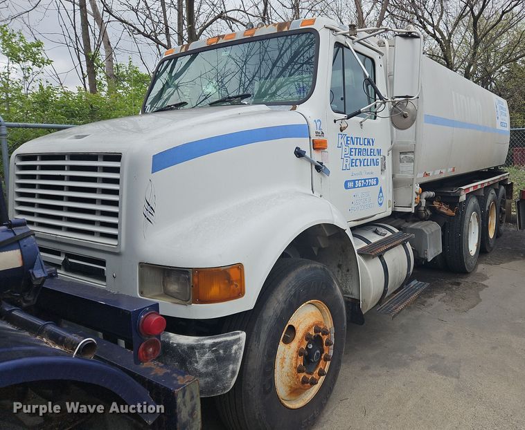 image for item OK9856 2001 International  8100 tank truck