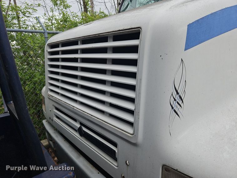 image for item OK9856 2001 International  8100 tank truck