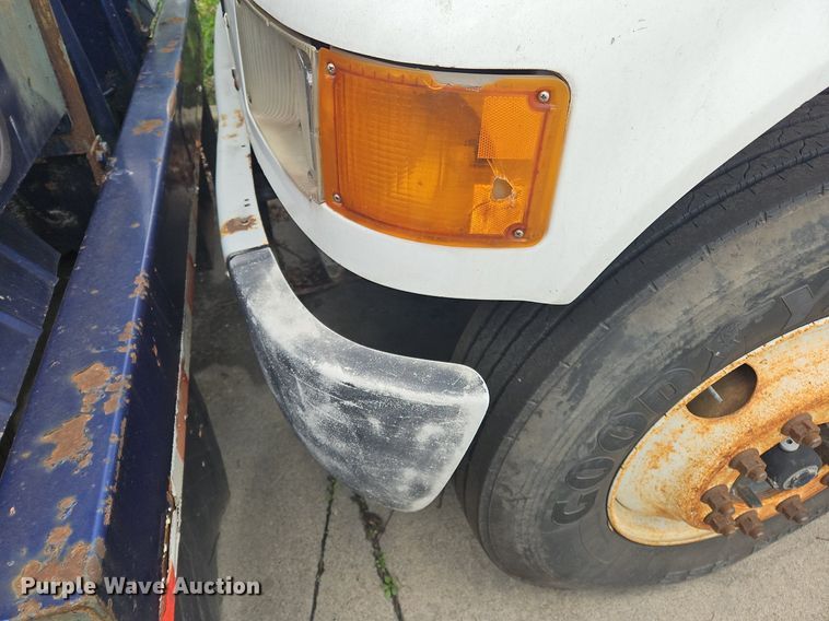 image for item OK9856 2001 International  8100 tank truck