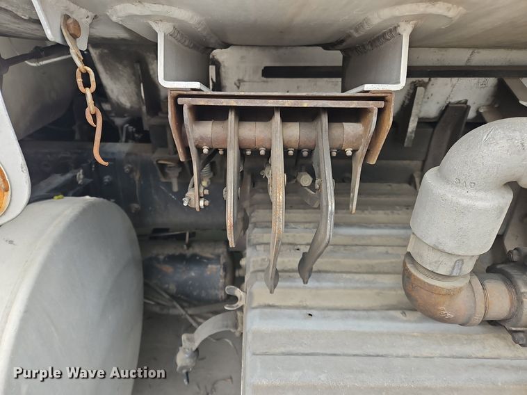 image for item OK9856 2001 International  8100 tank truck