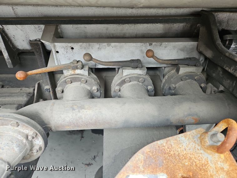 image for item OK9856 2001 International  8100 tank truck