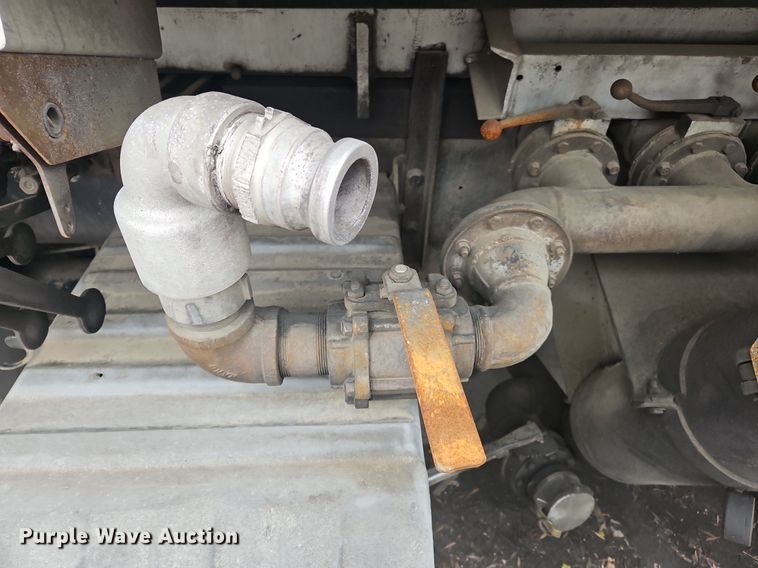 image for item OK9856 2001 International  8100 tank truck