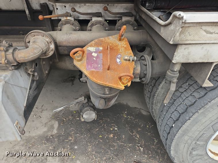 image for item OK9856 2001 International  8100 tank truck