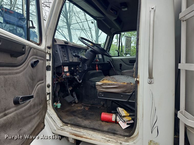 image for item OK9856 2001 International  8100 tank truck