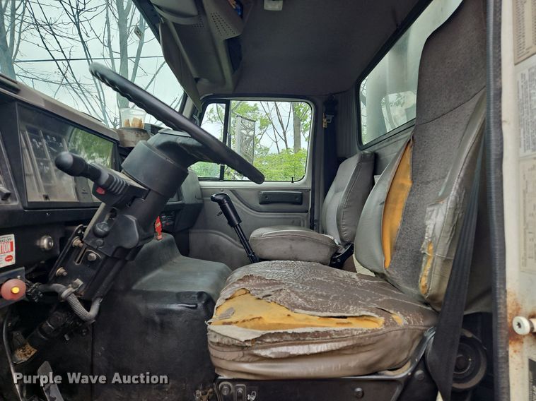 image for item OK9856 2001 International  8100 tank truck