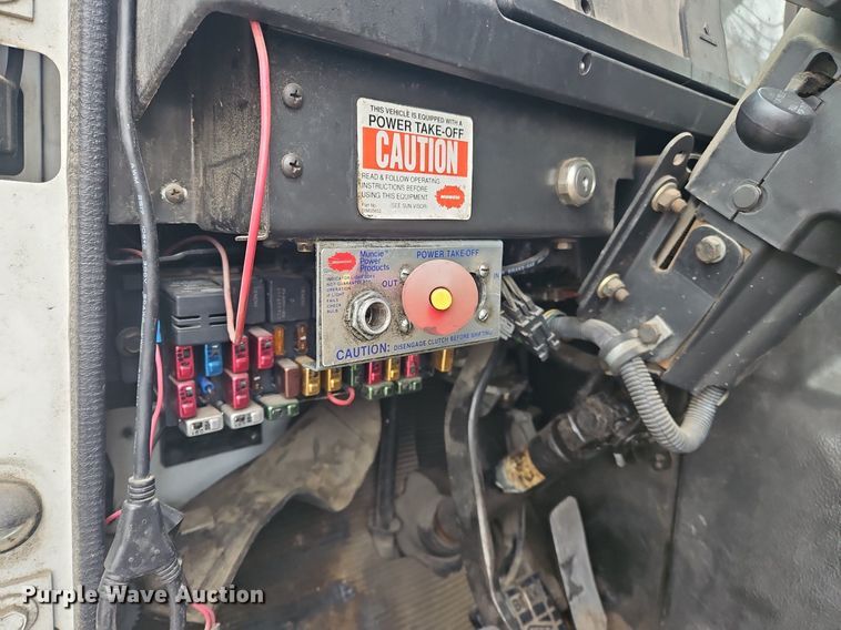 image for item OK9856 2001 International  8100 tank truck