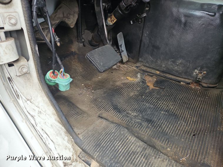 image for item OK9856 2001 International  8100 tank truck