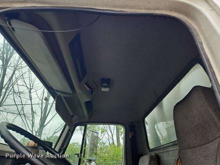 image for item OK9856 2001 International  8100 tank truck