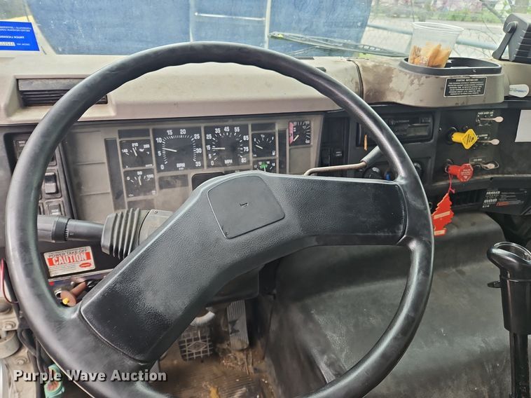 image for item OK9856 2001 International  8100 tank truck