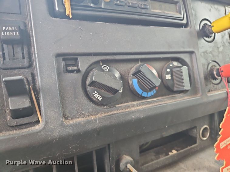 image for item OK9856 2001 International  8100 tank truck