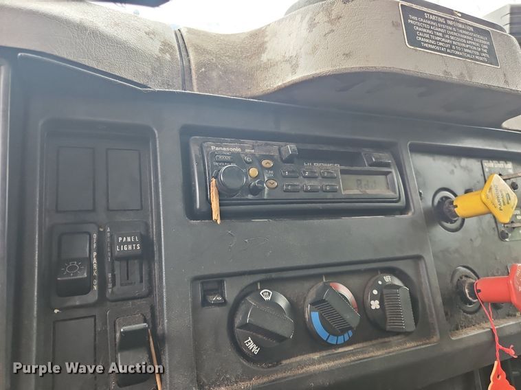 image for item OK9856 2001 International  8100 tank truck