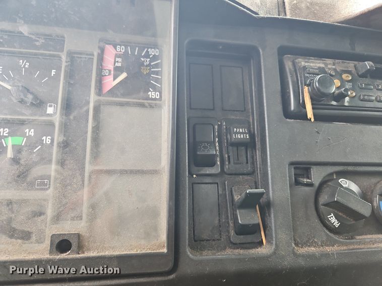 image for item OK9856 2001 International  8100 tank truck