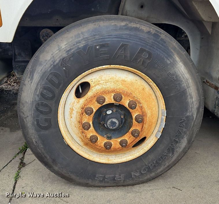 image for item OK9856 2001 International  8100 tank truck