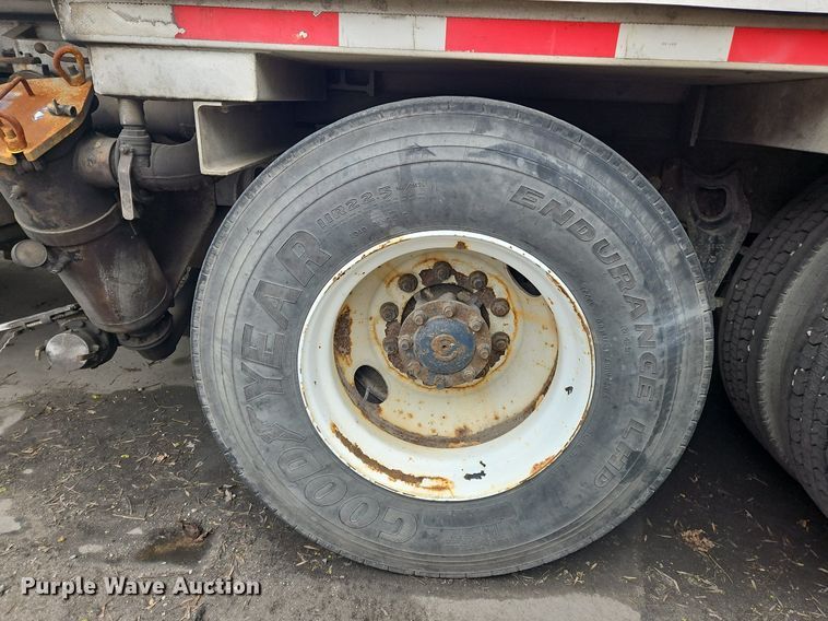 image for item OK9856 2001 International  8100 tank truck