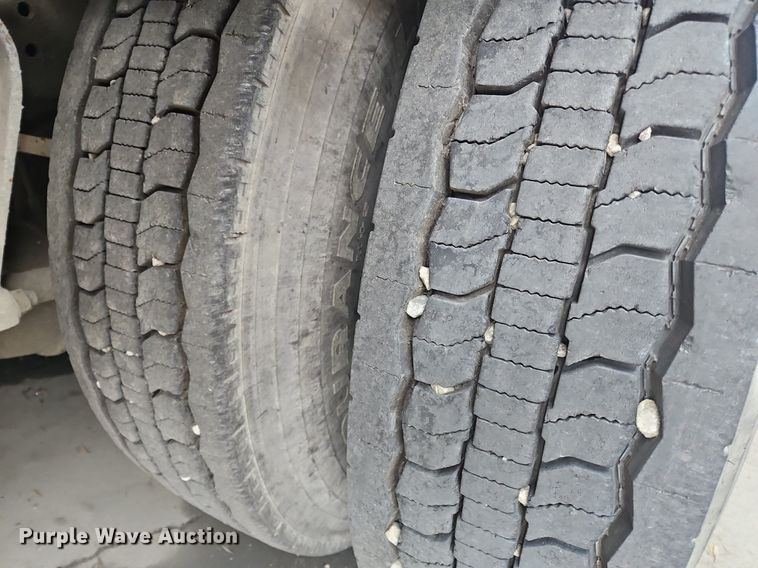 image for item OK9856 2001 International  8100 tank truck