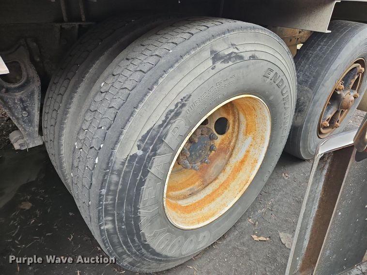 image for item OK9856 2001 International  8100 tank truck