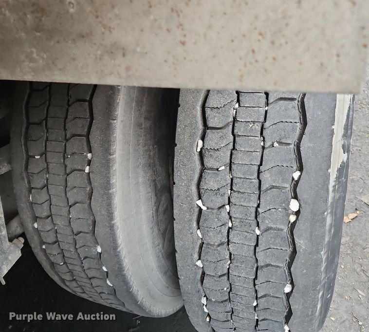 image for item OK9856 2001 International  8100 tank truck