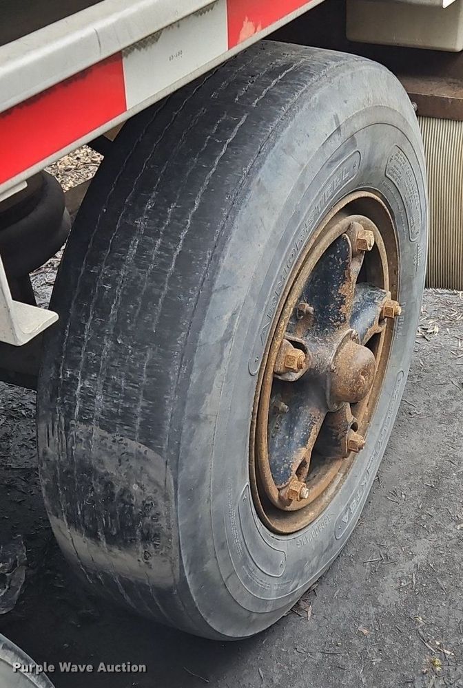 image for item OK9856 2001 International  8100 tank truck