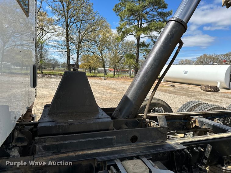 image for item OM9362 2020 Peterbilt  567 dump truck