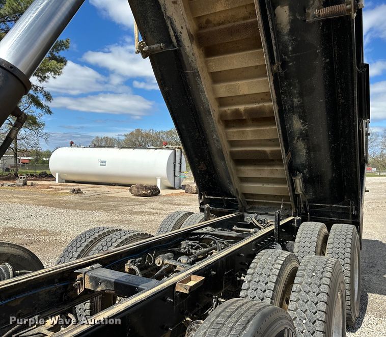 image for item OM9362 2020 Peterbilt  567 dump truck