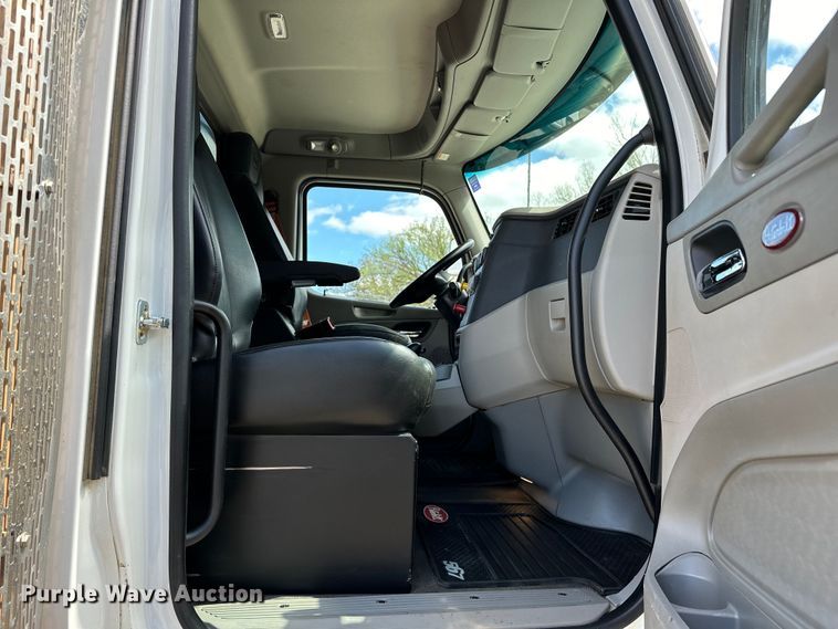 image for item OM9362 2020 Peterbilt  567 dump truck