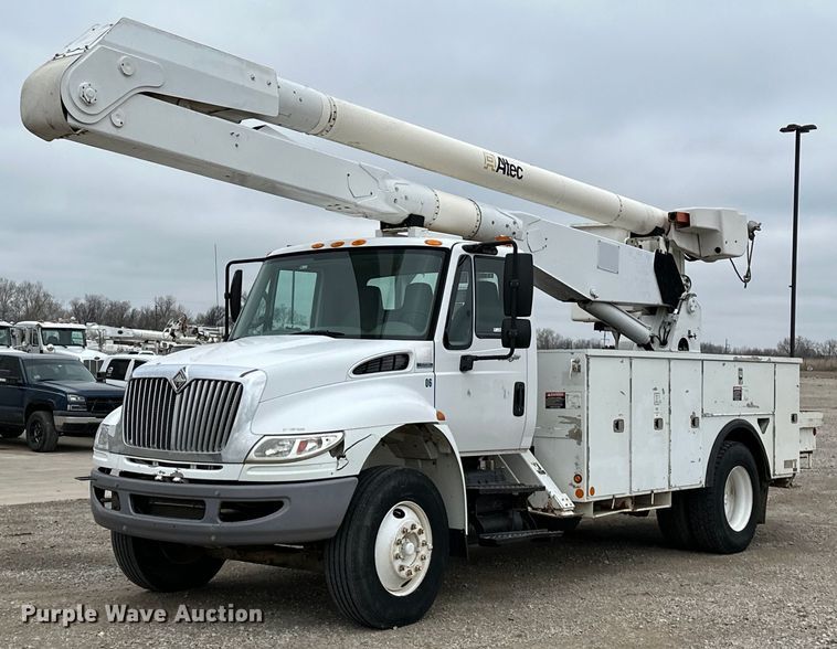 image for item OM9945 2009 International  DuraStar 4300 bucket truck