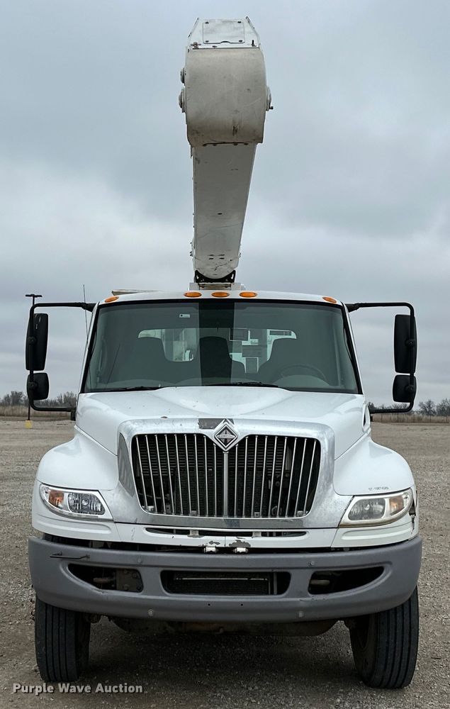 image for item OM9945 2009 International  DuraStar 4300 bucket truck