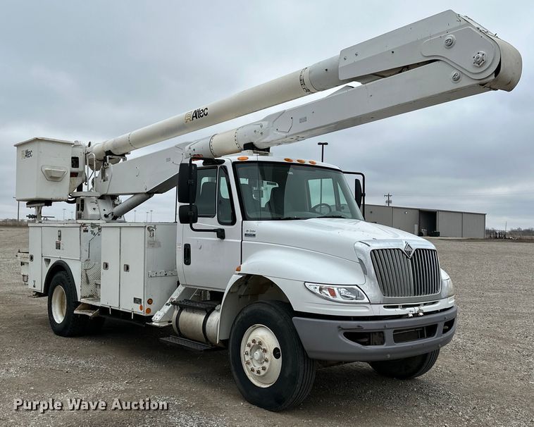 image for item OM9945 2009 International  DuraStar 4300 bucket truck