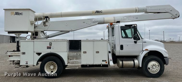 image for item OM9945 2009 International  DuraStar 4300 bucket truck