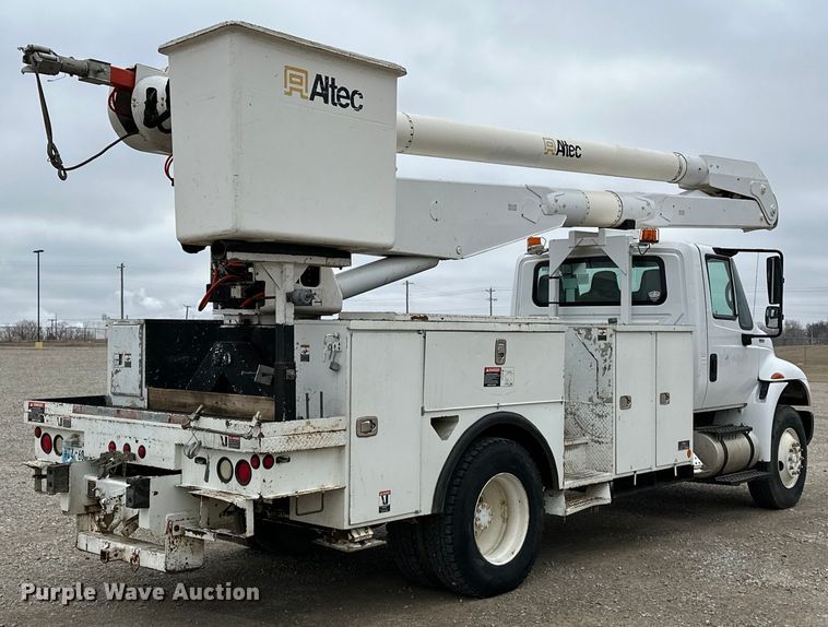 image for item OM9945 2009 International  DuraStar 4300 bucket truck