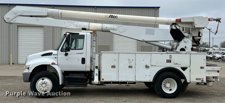 image for item OM9945 2009 International  DuraStar 4300 bucket truck