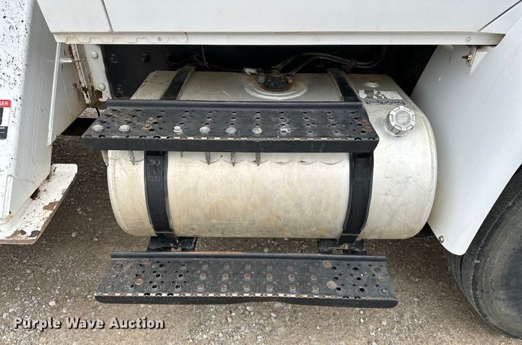 image for item OM9945 2009 International  DuraStar 4300 bucket truck