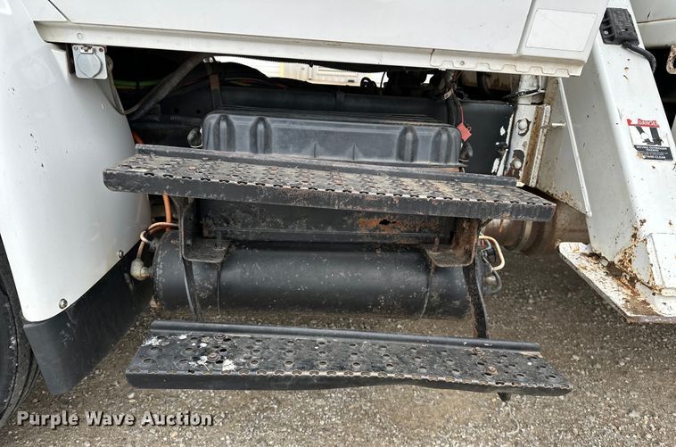 image for item OM9945 2009 International  DuraStar 4300 bucket truck