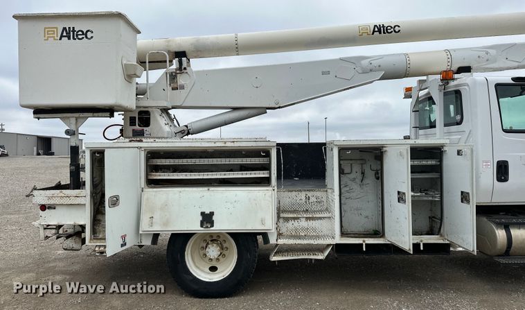 image for item OM9945 2009 International  DuraStar 4300 bucket truck