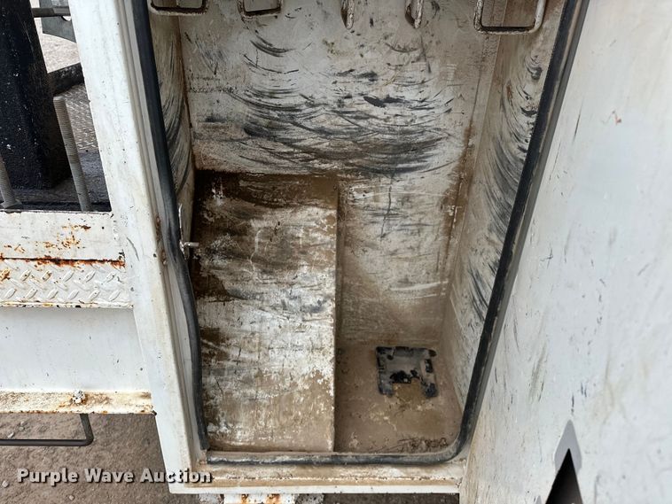 image for item OM9945 2009 International  DuraStar 4300 bucket truck