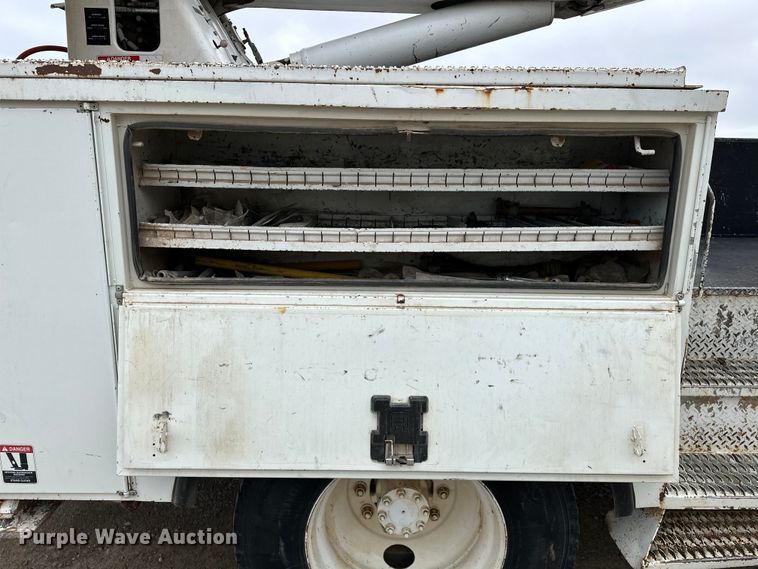 image for item OM9945 2009 International  DuraStar 4300 bucket truck