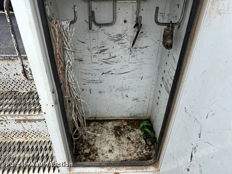 image for item OM9945 2009 International  DuraStar 4300 bucket truck