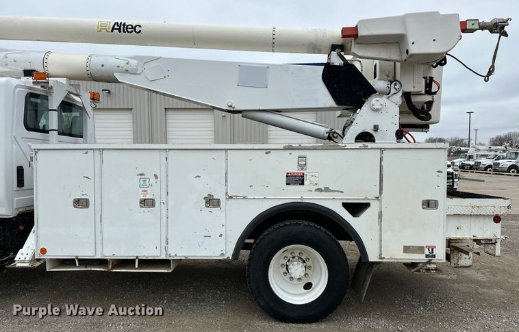 image for item OM9945 2009 International  DuraStar 4300 bucket truck