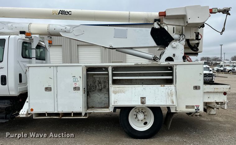 image for item OM9945 2009 International  DuraStar 4300 bucket truck
