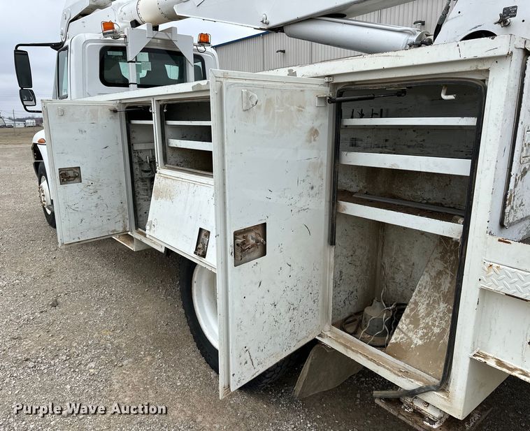 image for item OM9945 2009 International  DuraStar 4300 bucket truck