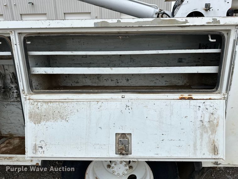 image for item OM9945 2009 International  DuraStar 4300 bucket truck