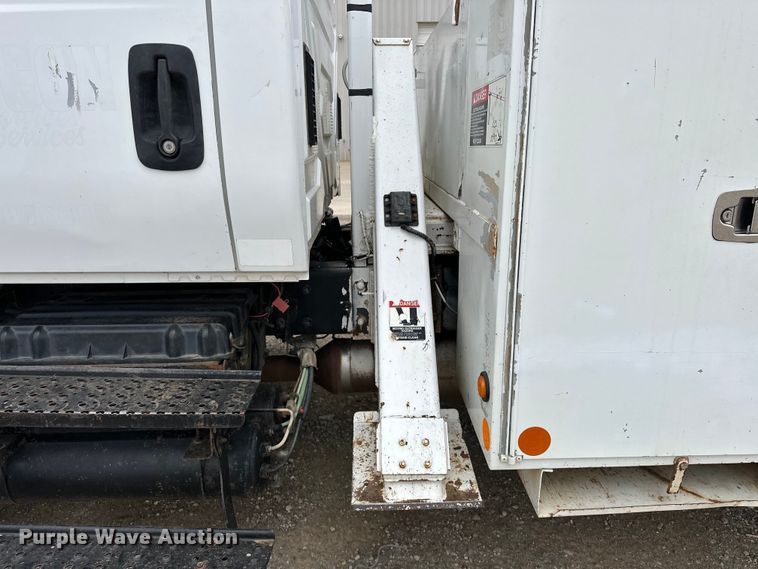 image for item OM9945 2009 International  DuraStar 4300 bucket truck