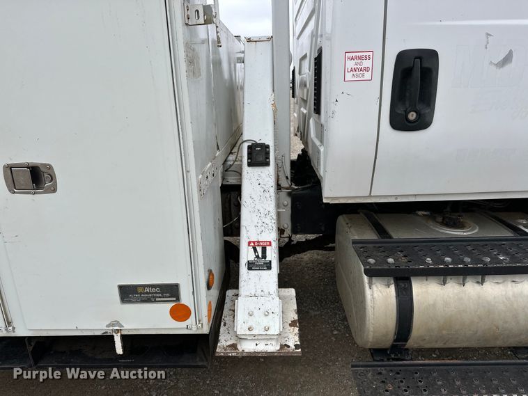 image for item OM9945 2009 International  DuraStar 4300 bucket truck