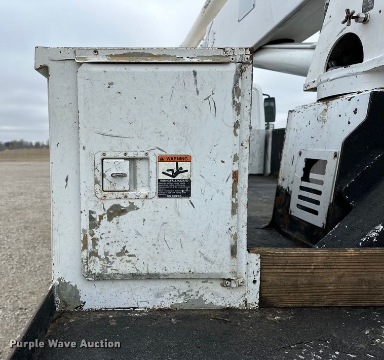 image for item OM9945 2009 International  DuraStar 4300 bucket truck